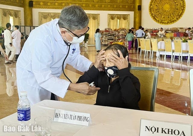 Khám bệnh, tặng quà cho gia đình chính sách và người dân khó khăn sau mưa lũ
